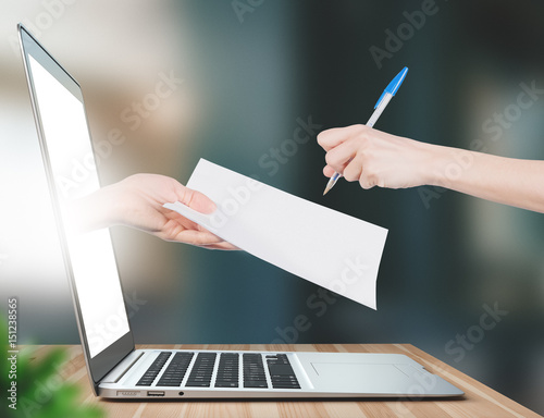 Firma del contratto, mano che esce da computer