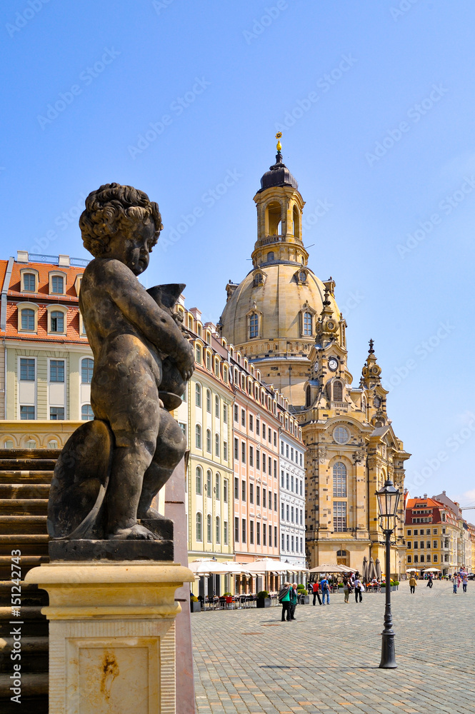 Fototapeta premium Skulptur auf der Brüstung des Verkehrsmuseums, im Hintergrund Neumarkt und Frauenkirche, Dresden, Sachsen, Deutschland, Europa