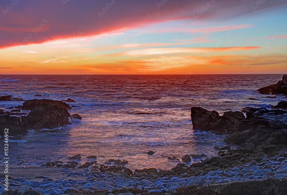 Obraz premium Sunset over rocks and sand at Asilomar State Beach in California