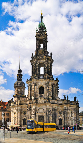 Straßenbahn der Dresdner Verkehrsbetriebe DVB vor der Hofkirche Dresden, Sachsen, Deutschland, Europa