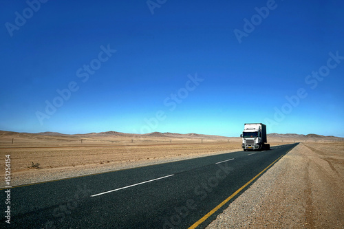 Truck unterwegs auf einer Wüstenstraße