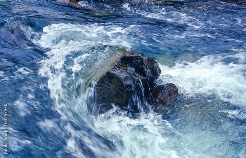 Fluss Hengifossá strömt durch sein steiniges Bett, kleiner Wasserfall, nahe Hengifoss bei Egilsstaðir, Ostfjorde, Ostisland / Austurland, Island/ Iceland, Europa 