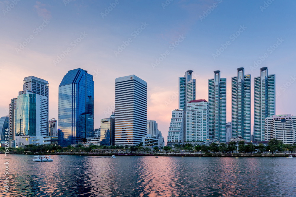 Naklejka premium Cityscape in Benjakitti public park in Bangkok downtown in the twilight.