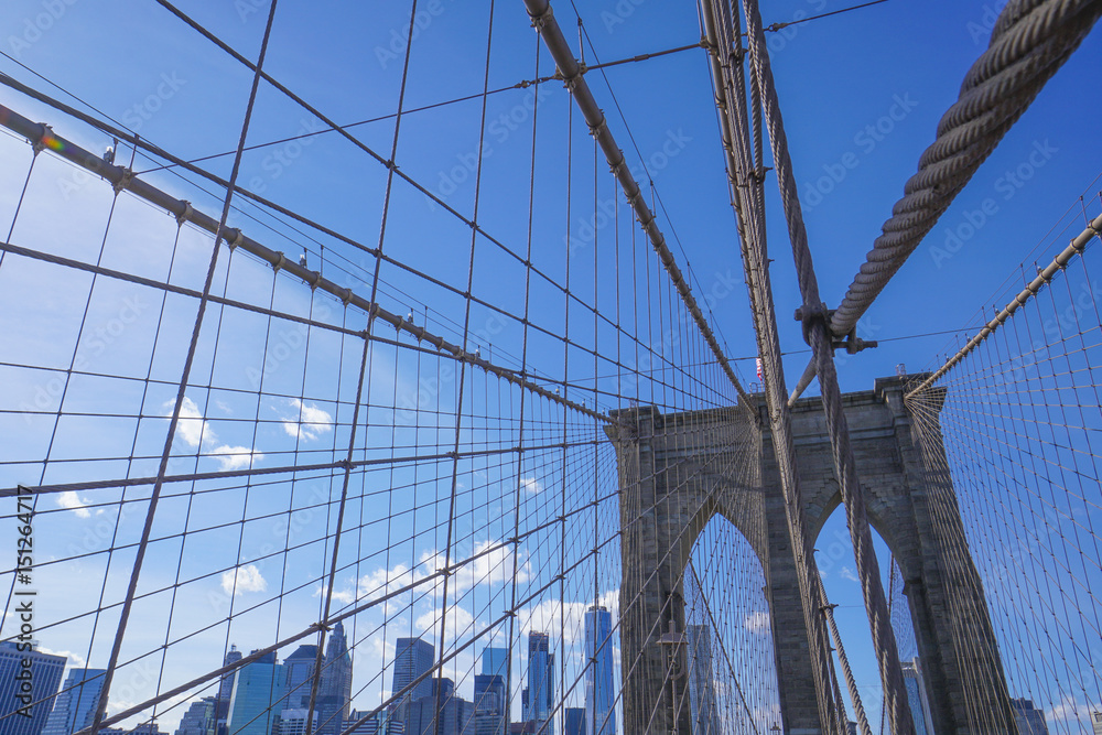 Fototapeta premium Jedna z głównych atrakcji Nowego Jorku - słynny Most Brookliński - MANHATTAN / NOWY JORK - 1 KWIETNIA 2017