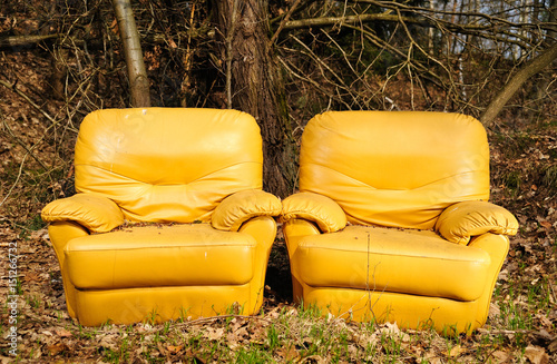 Im Wald achtlos weggeworfene Couchteile photo