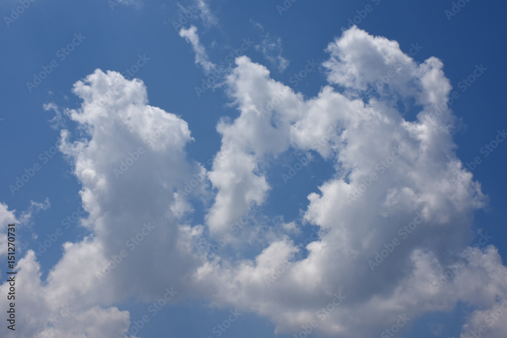 青空と不思議なかたちの雲「空想・雲のモンスター(中央のお化けの子供が右の顔と見つめあうイメージ)」交流、友情、親子愛、出会い、邂逅などのイメージ・左の白い雲などに文字スペース(案・縦に「邂逅」など) 青空と不思議なかたちの雲「空想・雲のモンスター(中央のお化けの子供が右の顔と見つめあうイメージ)」交流、友情、親子愛、出会い、邂逅などのイメージ・左の白い雲などに文字スペース(案・縦に「邂逅」など)