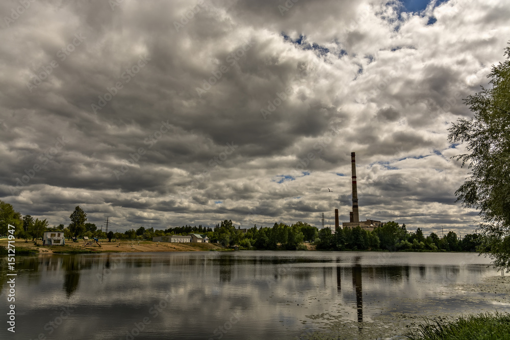 Obraz premium Thunderclouds over the river 