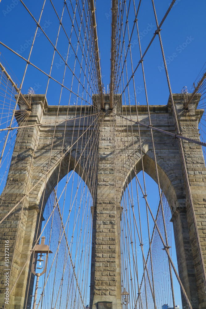 Fototapeta premium Brooklyn Bridge New York - słynny punkt orientacyjny - MANHATTAN / NOWY JORK - 1 KWIETNIA 2017