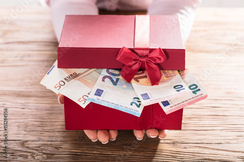 Fotografía Woman Holding Gift Box Of Us Euro Bills