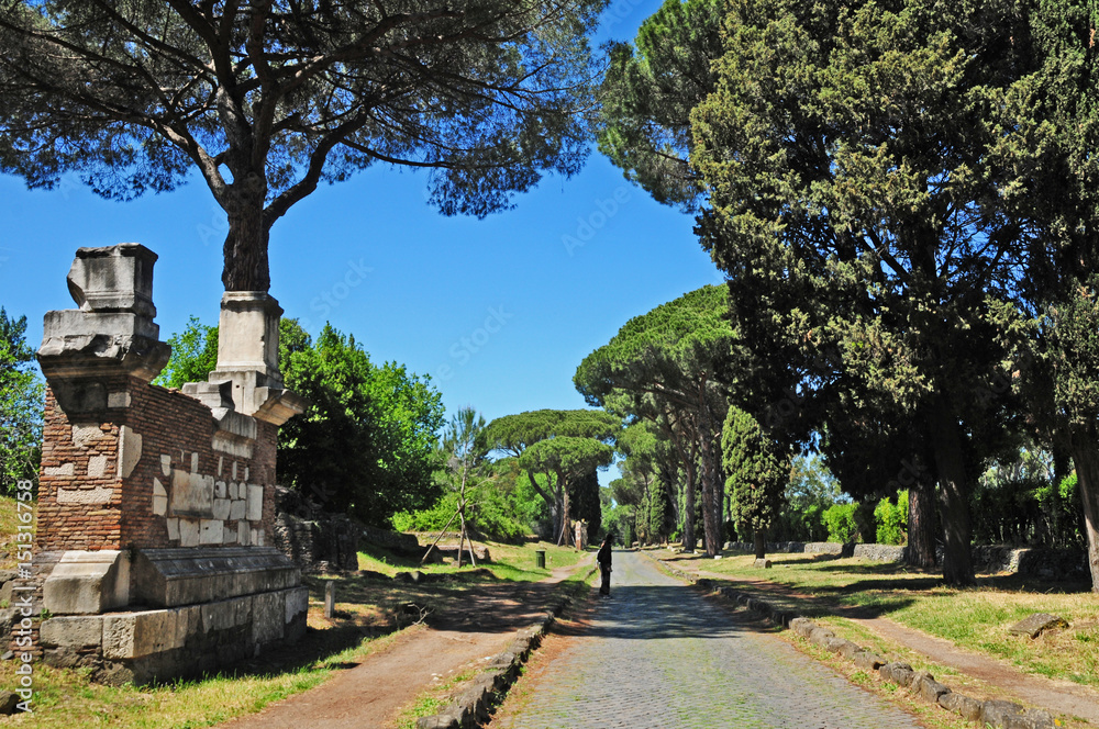 Roma, ruderi e rovine sulla via Appia Antica