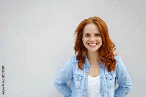 Bild auf Leinwand lächelnd frau mit roten locken und blauen augen
