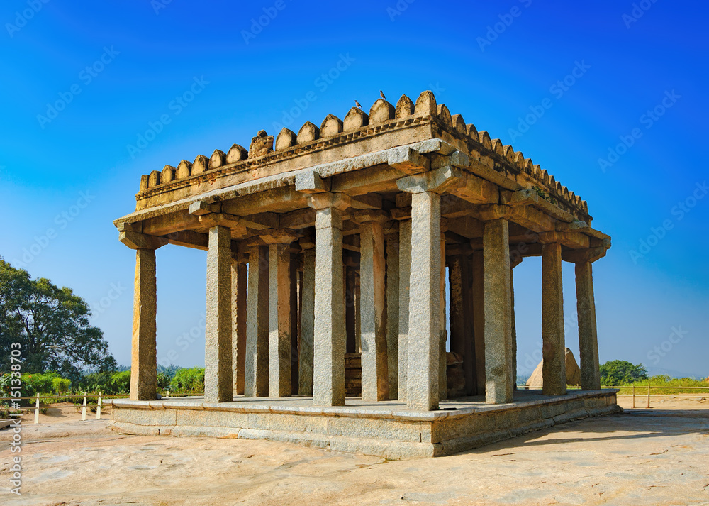 Obraz premium Sasivekalu Ganesha with Ganesh statue, the ancient temple of Hampi,a UNESCO World Heritage Site in Karnataka, India. Side view