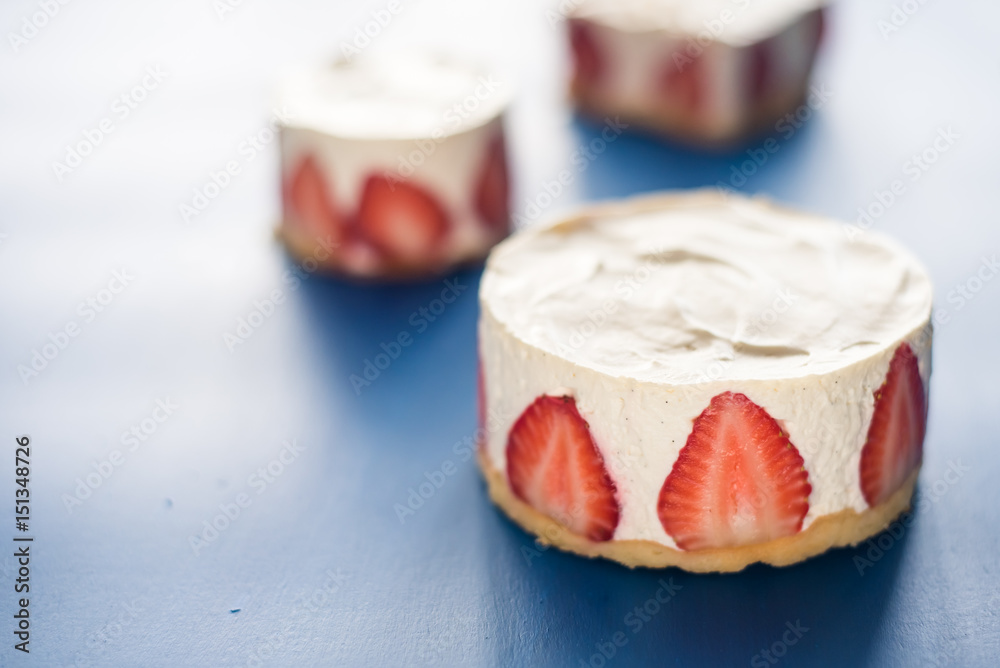 Strawberry cake with sour cream cream Strawberry cake with sour cream cream