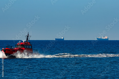 Valokuva Red pilot boat