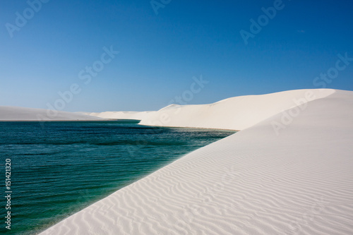 レンソイス・マラニャンセス国立公園の白い砂丘とラグーン