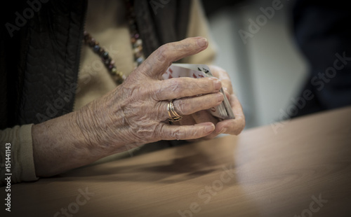 Senioren H  nde beim Kartenspiel H  usliche Altenpflege