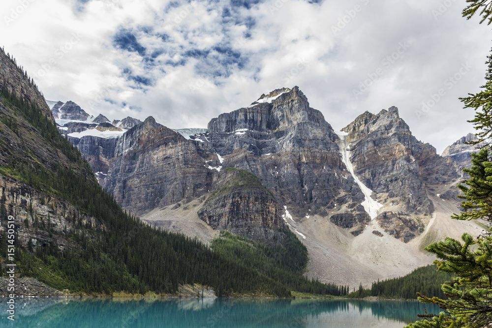 Obraz premium Lake mountains trees landscape at Lake Moraine, Canada