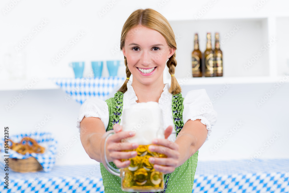 blonde junge frau mit bierkrug