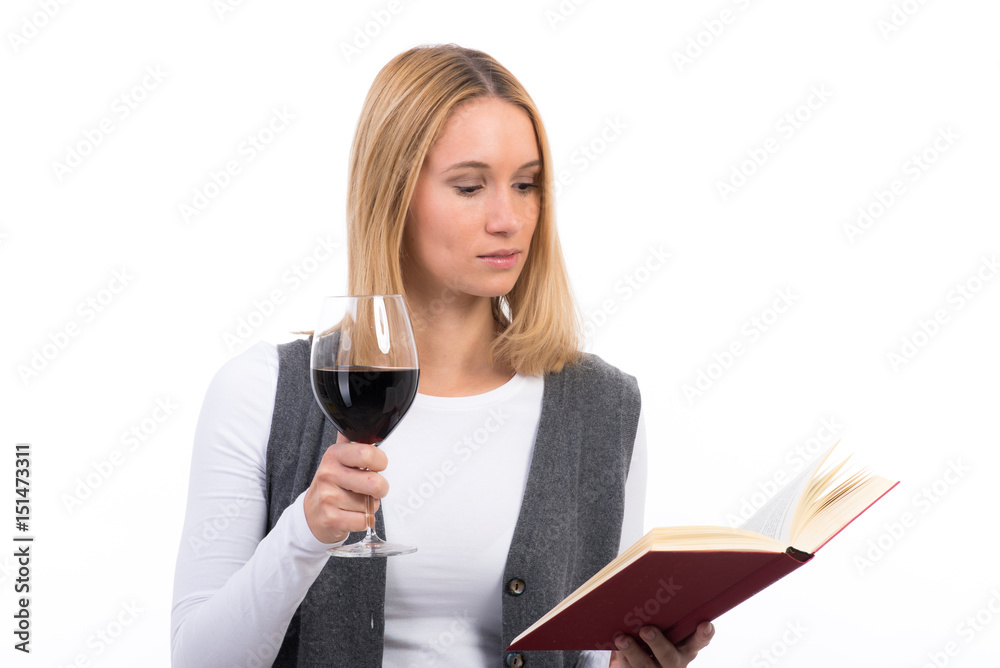 junge frau trinkt ein glas rotwein und liest ein buch dazu junge frau trinkt ein glas rotwein und liest ein buch dazu