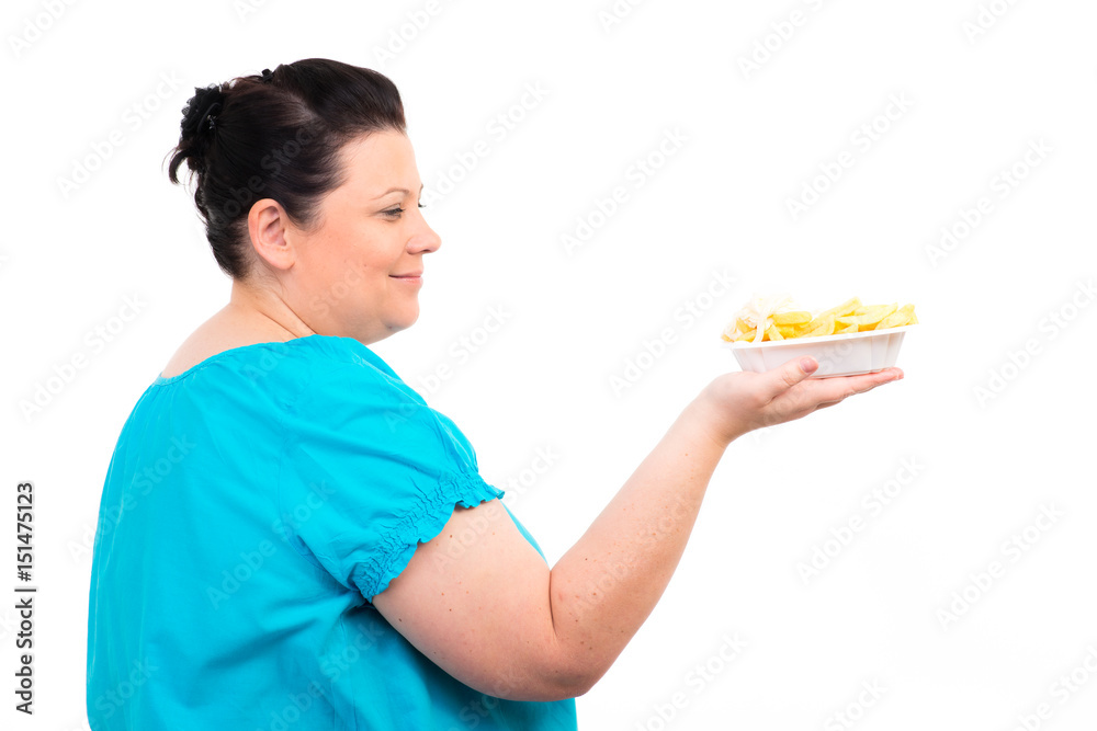 übergewichtige frau schaut auf eine schale pommes frites übergewichtige frau schaut auf eine schale pommes frites