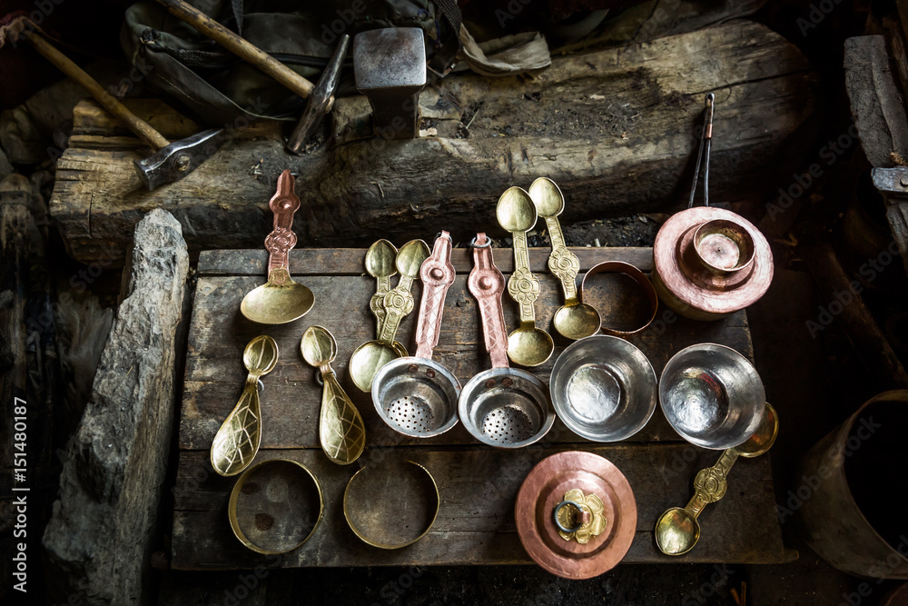 Φωτογραφία Traditional Tibetan copper handicraft products in a workshop in Chilling village in the Indian Himalaya