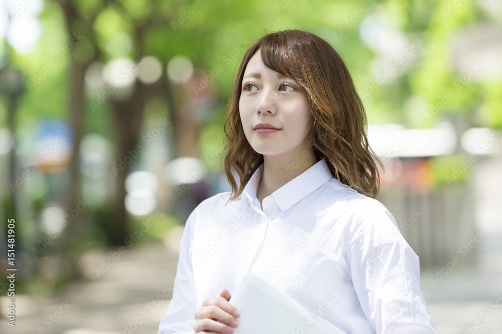 ノートパソコンを持つ女性 白シャツ　ビジネスと学生　研究員汎用