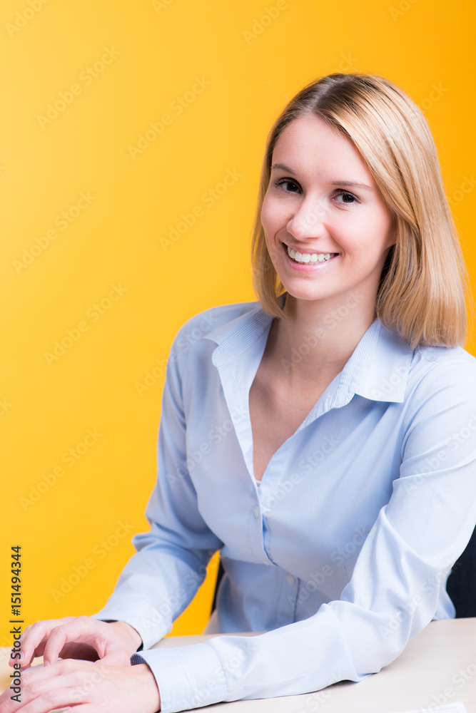 hübsche blonde beraterin hübsche blonde beraterin