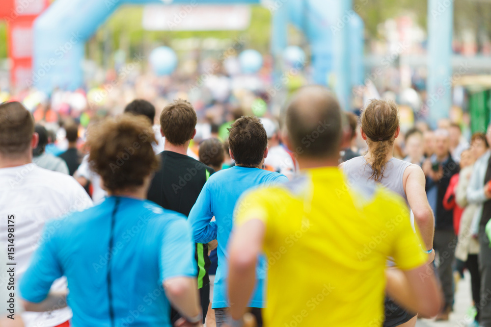 Läufer beim Zieleinlauf / Start Marathon Laufwettbewerb Läufer beim Zieleinlauf / Start Marathon Laufwettbewerb