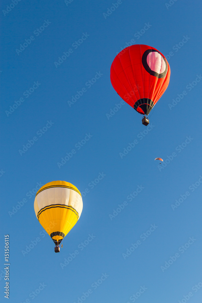 Fototapeta premium Hot air balloons and paraglider