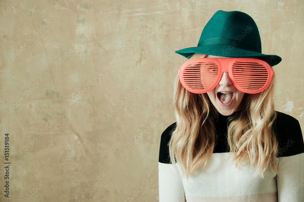 Φωτογραφία cute fashion happy girl with funny glasses and green hat