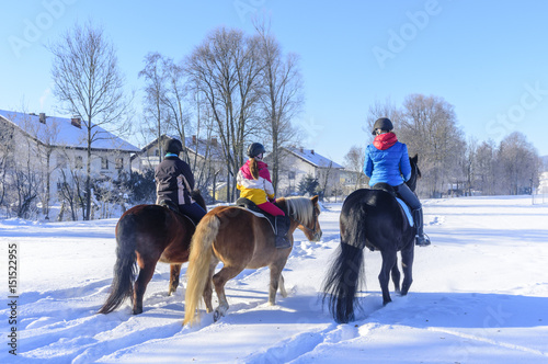 Drei Reiterinnen im Schnee