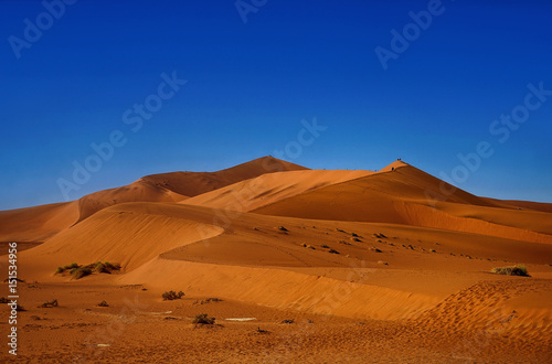 Die größte rote Sanddüne von Sossusvlei mit Personen auf dem Gipfel