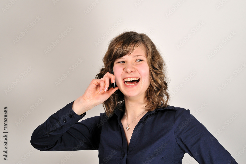 Junge Frau 20 Jahre telefoniert mit Handy Junge Frau 20 Jahre telefoniert mit Handy