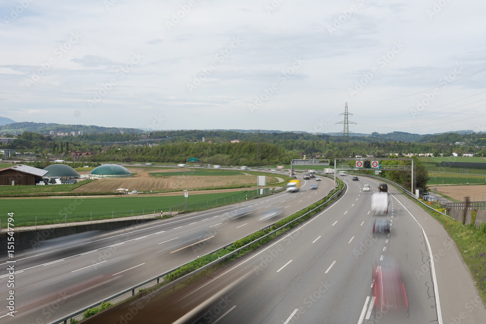 Verkehr auf der Strasse auf der Autobahn