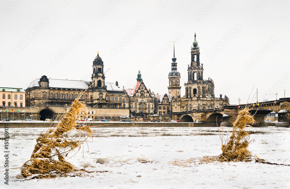 Elbufer Dresden im Schnee, Elbe für Schifffahrt gesperrt, Dresden, Sachsen, Deutschland, Europa, öffentlicherGrund