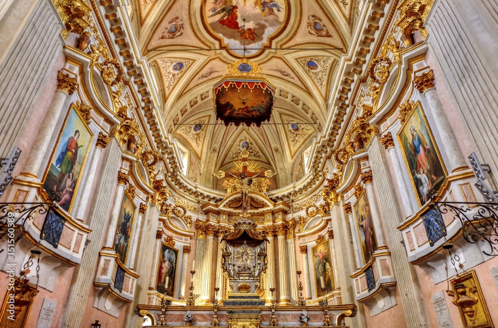 Obraz premium Peintures murales d'une église.