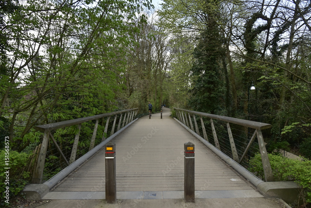 Passerelle avec piquets anti-voitures au Parc des Sources à Woluwe-St-Pierre Passerelle avec piquets anti-voitures au Parc des Sources à Woluwe-St-Pierre