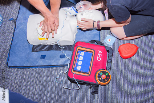 Obraz na płótnie cpr with aed training dummy basic life support course