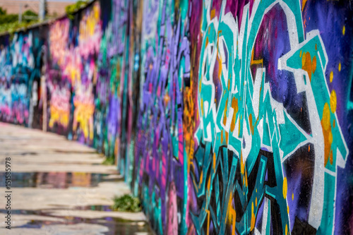 un mur complet rempli de graffiti