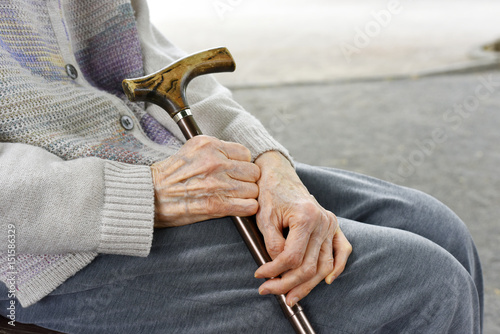 杖を持つ高齢者の女性 photo