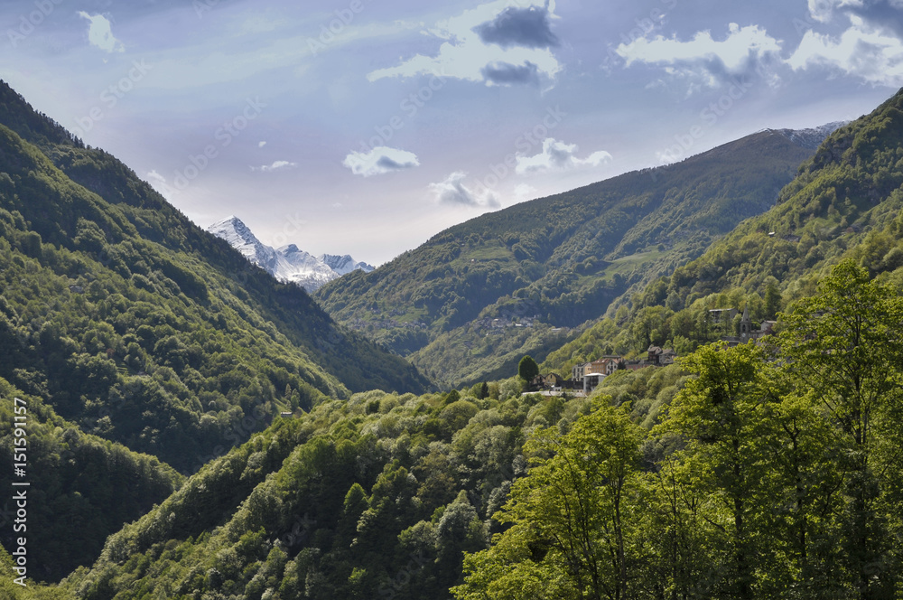 Loco im Valle Onsernone mit Pizzo Ruggia, Tessin