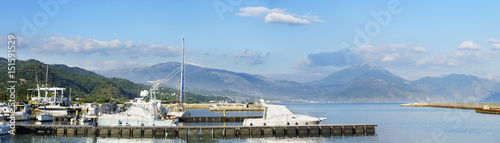 Blick aus dem Yachthafen von Policastro Bussentino über den gleichnamigen Golf Richtung Villamare und Sapri  © HeinzWaldukat