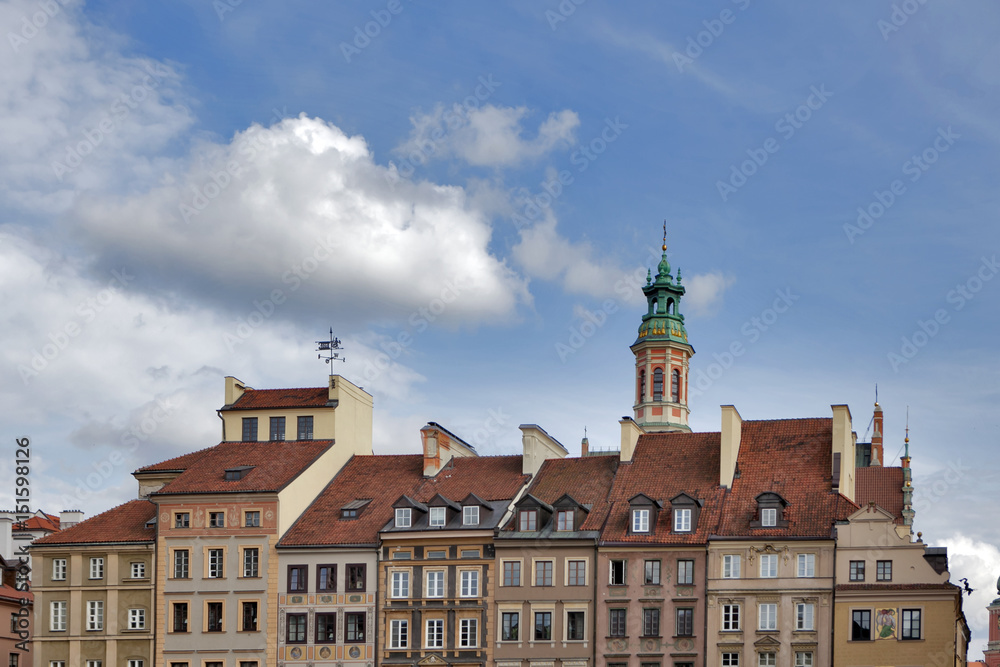 Obraz premium Rynek Starego Miasta w Warszawie w słoneczny dzień, który jest centrum i najstarszą częścią Warszawy