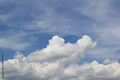 Firmamento azul con nubes blancas.