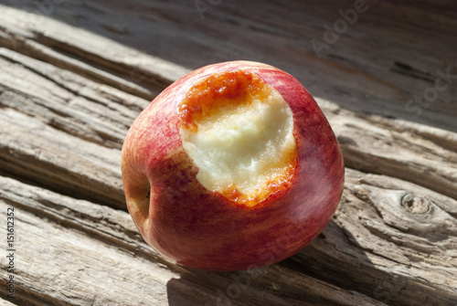 Zahnfleischbluten beim Biss in einen Apfel, Holz Hintergrund, Textfreiraum photo