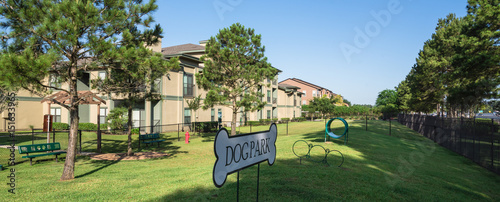 Fotografia Community on-site dog park at the grassy backyard of a typical apartment complex building in suburban area at Humble, Texas, US