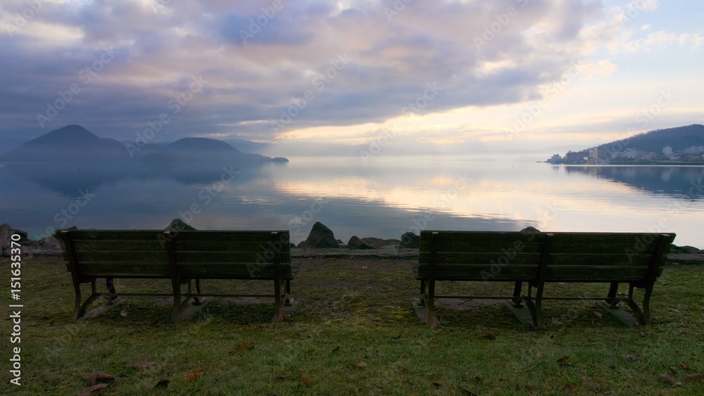 湖畔の夜明け　2つのベンチのある風景