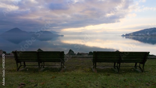 湖畔の夜明け 2つのベンチのある風景