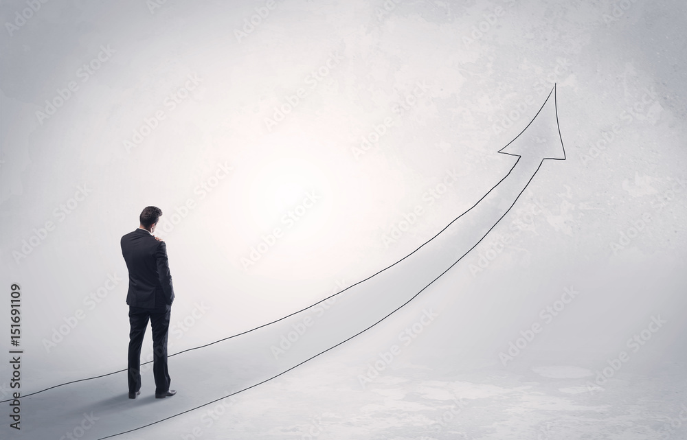 Obraz premium Business man standing on drawn arrow