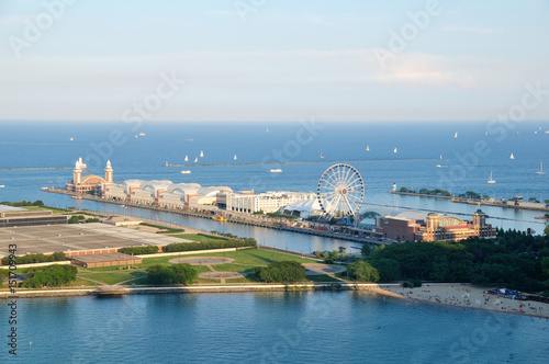 Navy Pier Chicago mit Lake Michigan und Ferris Wheel